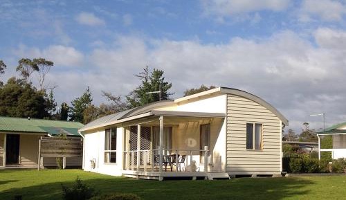 One Bedroom Bungalow - Water Front 