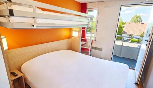 Triple Room (1 Double Bed + 1 Single Bed)