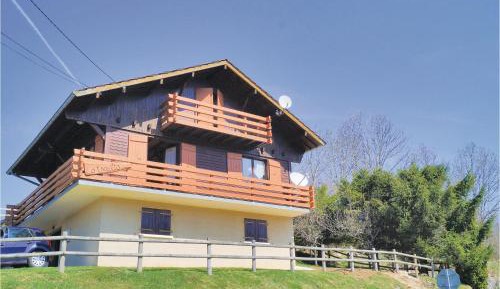Three-Bedroom Holiday Home 
