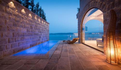 Apartment with Pool View 