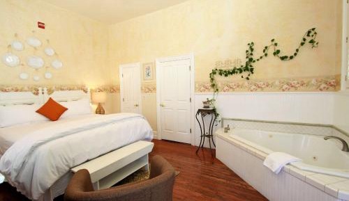 Deluxe Suite with Spa Bath