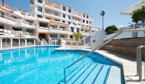 One-Bedroom Sunny Large Apartment with Pool View