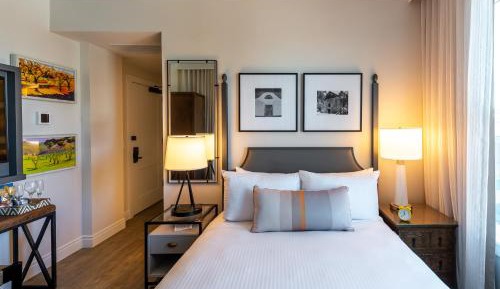 Deluxe Queen Room