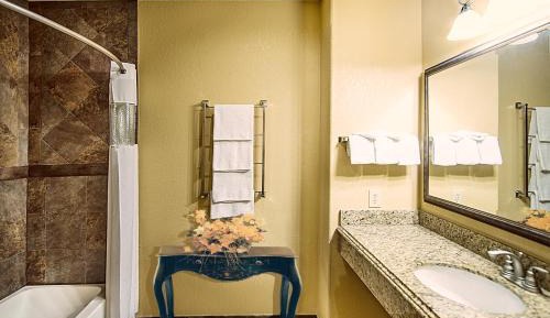 Two Queen Beds with Balcony or Patio and Lake View - Lower Floor
