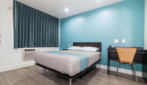 Deluxe Queen Room - Non-Smoking