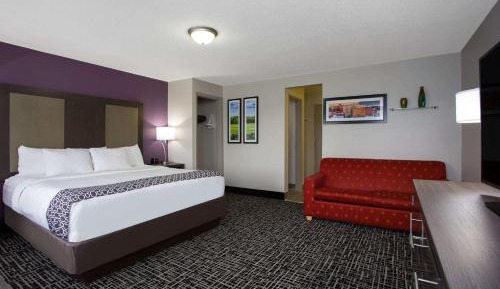 Deluxe King Suite - Non-Smoking