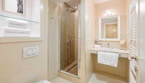 Luxury Double or Twin Room with City View