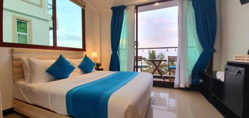 Deluxe Double Room with Balcony and Sea View (10% off on Male City Tour)