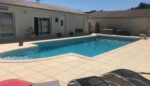 Apartment with Pool View 