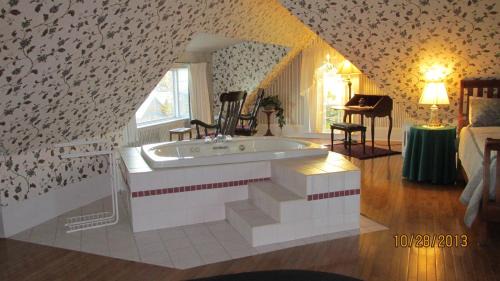 Deluxe Queen Suite