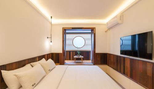 Family Triple Room with Window