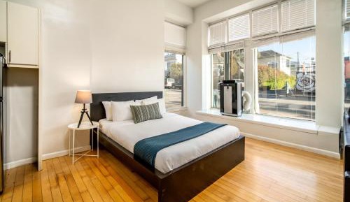 Deluxe Suite with Partial Ocean View 