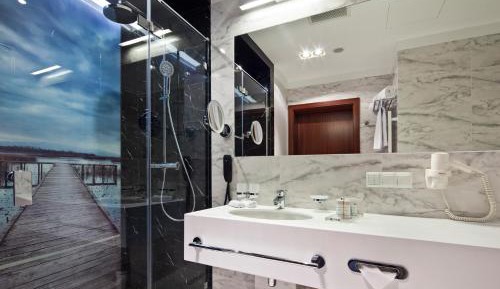Superior Twin Room with Lake View