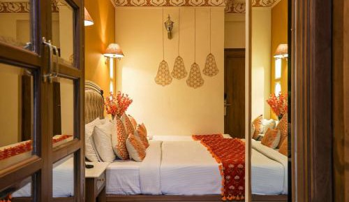 Royal Room King Size Bed: Enjoy Happy Hours with 2+1 offer, 20% off on F&B services,20% Off on Laundry service ,Free Pick up on Arrival only from Train or Bus station (8am-8pm)