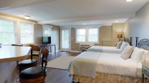 Three Queen Bed Suite with Kitchen