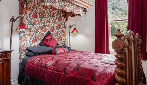 Queen Room with Shared Bathroom [Room 3]