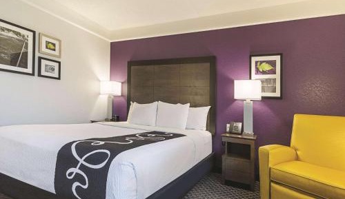 King Room with Bath Tub - Mobility Accessible/Non-Smoking