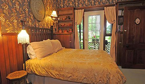 Deluxe Queen Suite