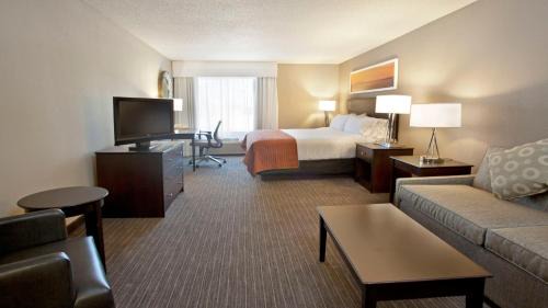 Suite - Hearing Accessible - Non-Smoking