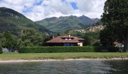 Two-Bedroom Apartment with Lake View