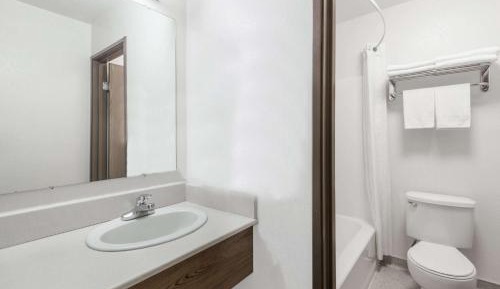Deluxe Queen Room - Non-Smoking