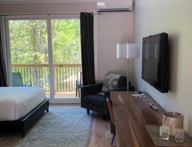 Deluxe Queen Suite