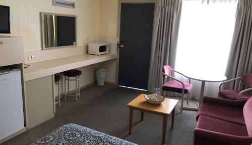 Deluxe Queen Room (Non - Pet Room)
