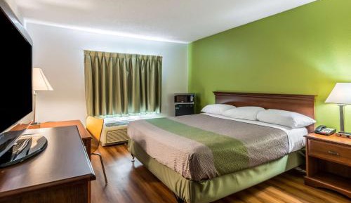 King Room with Micro Fridge - Accessible/Non-Smoking