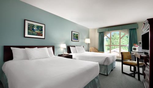 Queen Room with Two Queen Beds with Lake View