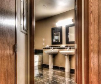 2 Bedroom Suite with 1 King Bed and 2 Double Beds, Washer/Dryer and Full Kitchenette