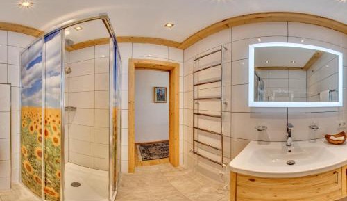 One-Bedroom Apartment with Balcony (5 Adults)
