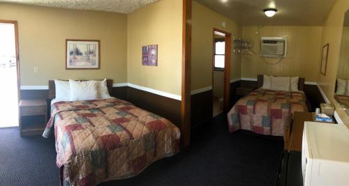 Queen Room with Two Queen Beds - Non-Smoking
