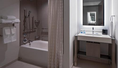 Den King Room with Tub - Disability Access