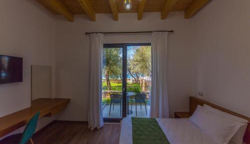Deluxe Double or Twin Room with Balcony and Sea View