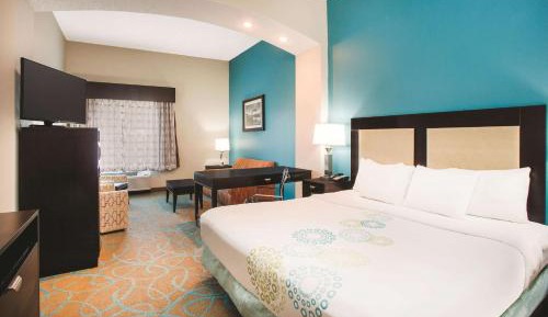 Deluxe King Room with Mobility/Hearing Impaired Access - Non-Smoking