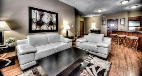 2 Bedroom Suite with 2 King Beds, Washer/Dryer and Full Kitchenette