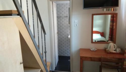 Low Budget Mezzanine Twin Room ( 2 single beds on 2 levels )