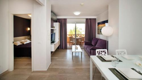 Superior One-Bedroom Apartment (2 Adults + 2 Children)