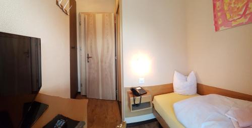 Very small single rooms without shower