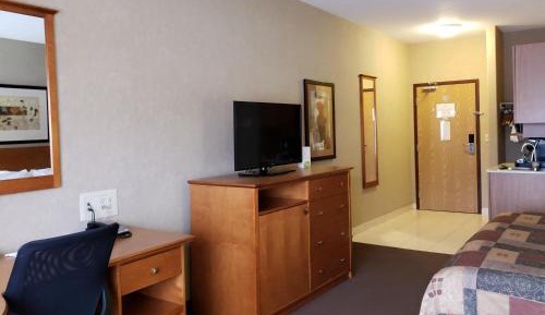 Deluxe King Room with Hide a Bed