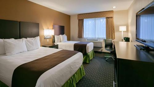 Queen Room with Two Queen Beds and Spa Bath - Non-Smoking