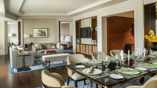 Two-Bedroom Royal Suite with One King Bed and Two Twin Beds