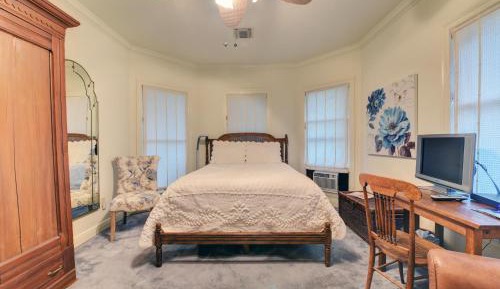 Queen Room with Private Bath-BR1