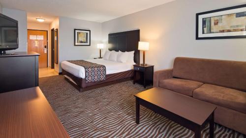 King Room with Sofa Bed - Disability Access/Bath Tub