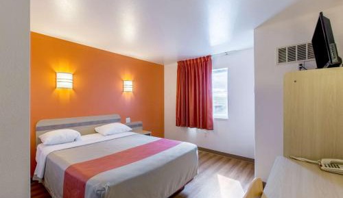 Deluxe King Room - Non-Smoking