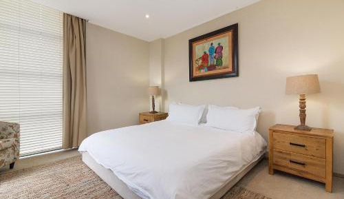 Deluxe Three-Bedroom Apartment with Canal View 