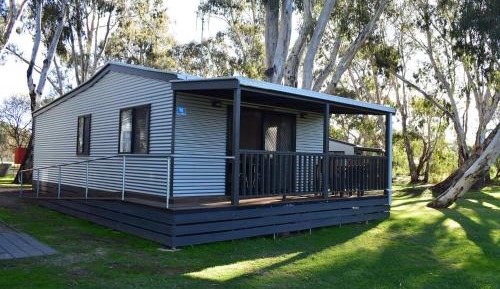 2 Bedroom Waterfront Cabin - Access Friendly