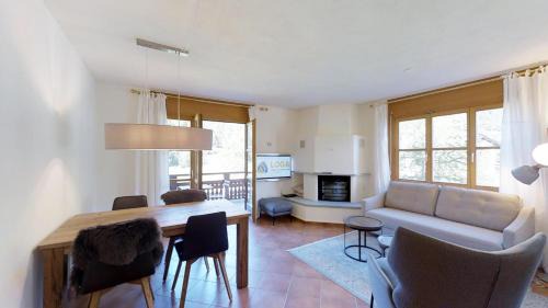 Apartment with Mountain View
