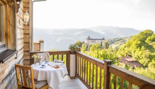Apartment with Mountain View