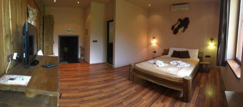 Deluxe Double Room (2 Adults + 1 Child)